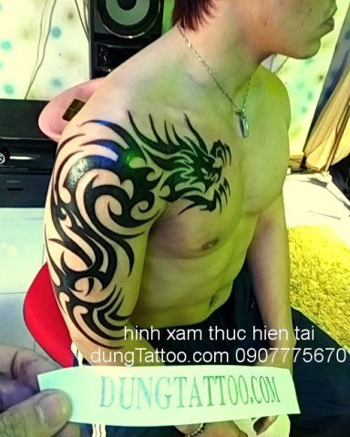 hinh xam hoa van rong canh tay qua nguc nam tinh