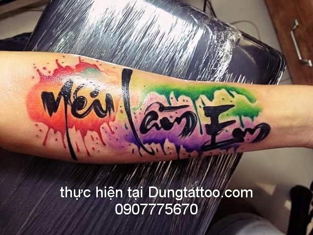 hinh xam chu mau nuoc phong cach loang muc canh tay