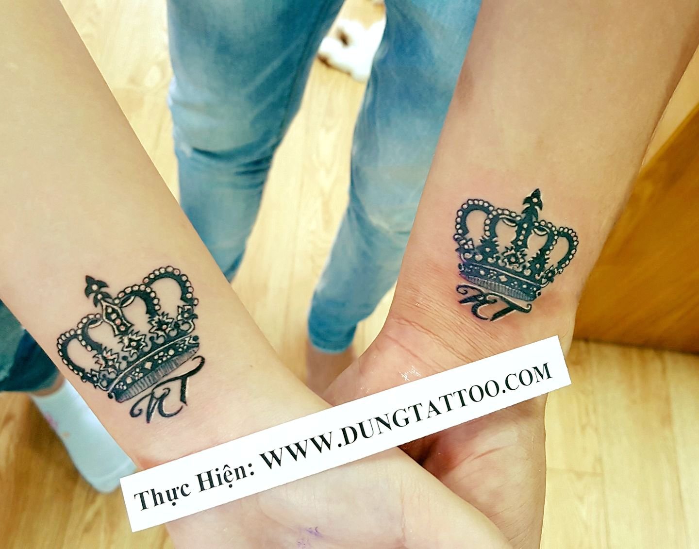 hinh xam vuong mien cap doi crown tattoo