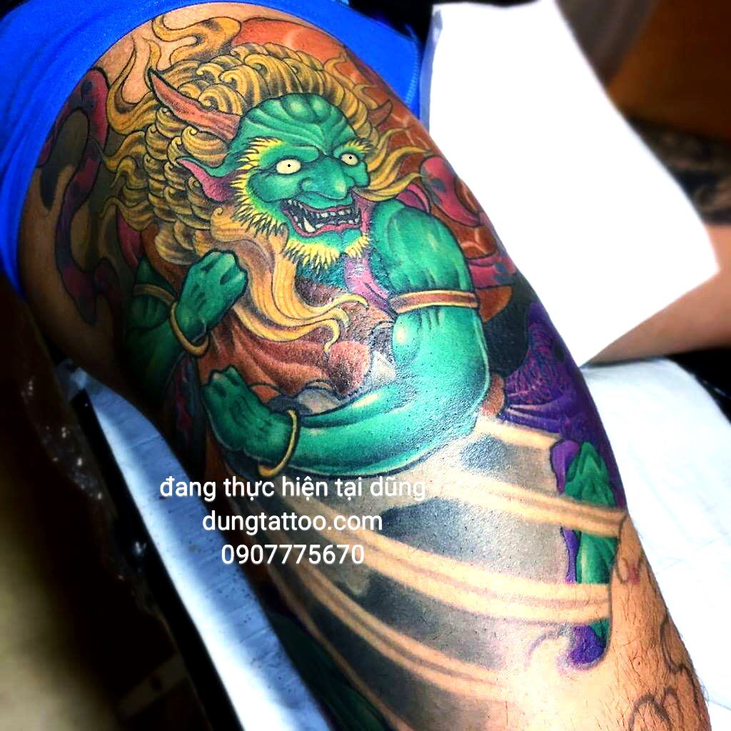 hinh xam phong than dung tattoo dang thuc hien